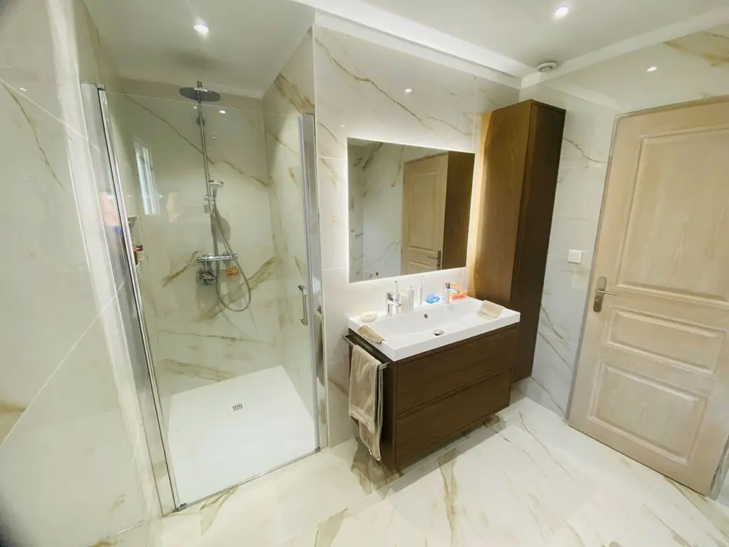 Agence M Com Marseille Plom Air Concept Carnoux en Provence Plombier salle de bain moderne